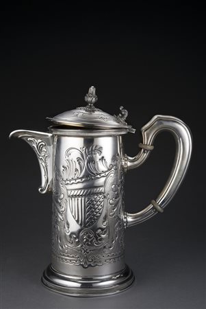 Boccale in argento con corpo sbalzato e cesellato a stemma nobiliare entro...