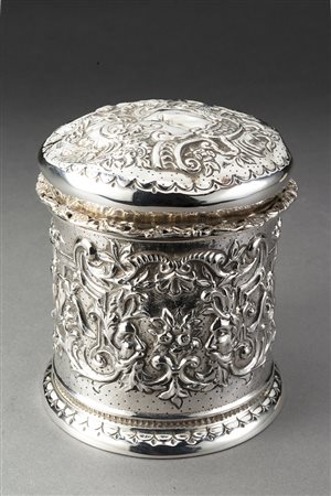 Scatola in argento con interni in vermeille sbalzata a mascheroni, cigni e...