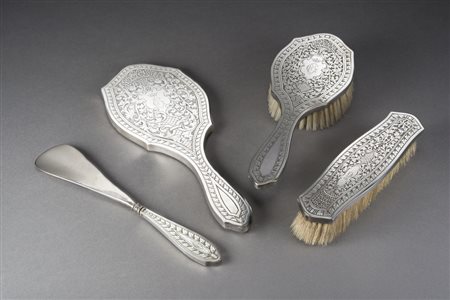 Servizio da toilette in argento cesellato a motivi vegetali, e cifre coronate...