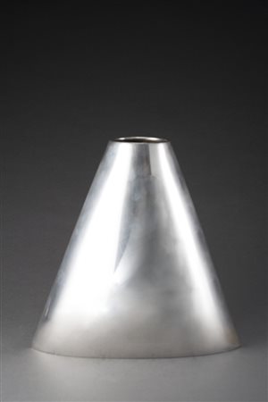 Vaso porta fiori in argento di forma schiacciata a corpo liscio. Titolo 925 ,...