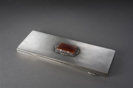 Scatola portasigarette in argento inciso a motivi geometrici decorato al...
