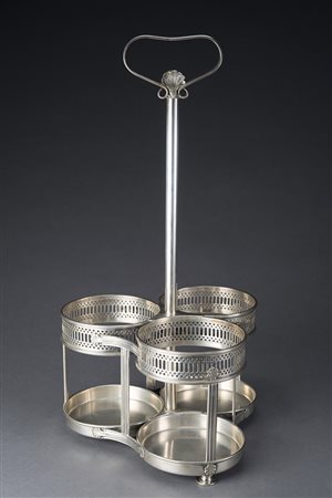 Portabottiglie in argento con ghiere traforate e prese del coperchio a valve...