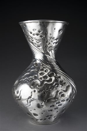 Vaso portafiori in argento con corpo sbalzato e inciso a fondale marino con...
