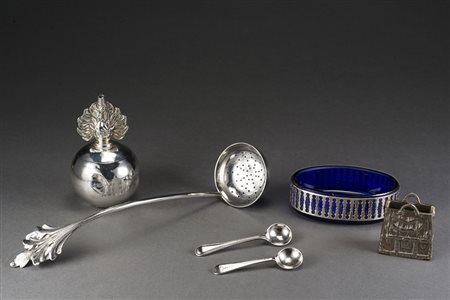 Lotto composto da una saliera ed un cucchiaino in argento, una stoppiniera,...