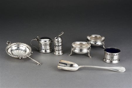 Lotto composto da tre saliere, un sale e pepe , un cucchiaino ed un colino in...