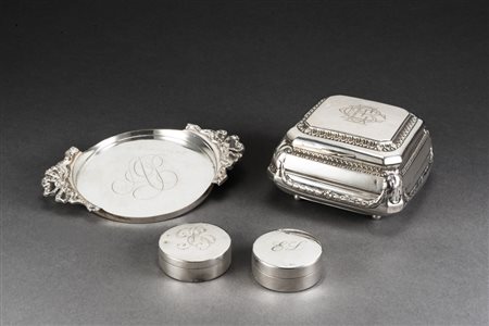 Lotto composto da due portapillole, un vassoietto ed una scatola in argento...