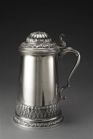 Boccale da birra in argento a corpo liscio con coperchio a fasce sbalzate a...