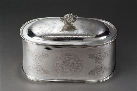 Scatola in argento con coperchio a corpo inciso a volute e medaglioni con...