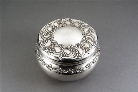 Scatola in argento con coperchio e fascia sbalzata a motivi vegetali. Titolo...