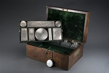 Servizio da toilette da viaggio con scatola in mogano filettato in ottone...