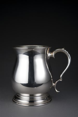 Brocca in argento a corpo liscio con presa sagomata. Titolo 800 (gr. 600)