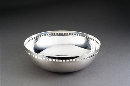 Ciotola in argento a corpo liscio con fascia traforata a motivi geometrici,...