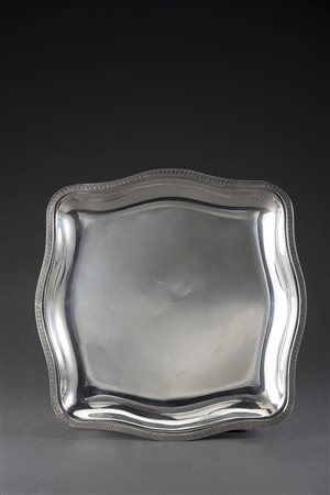 Alzatina in argento di forma sagomata con bordo cesellato a palmette. Titolo...