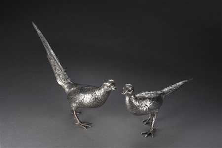 Coppia di fagiani in argento a tutto tondo sbalzato e inciso, occhi in vetro....
