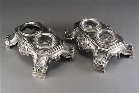 Coppia di saliere con tre vaschette in vetro e basi in argento, sbalzate e...