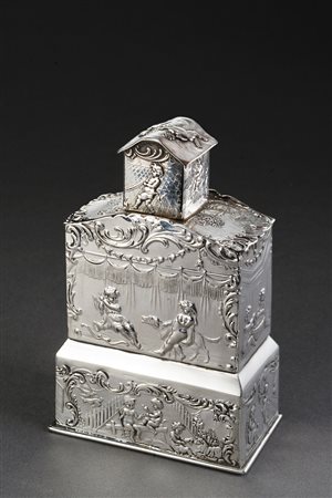 Porta thé in argento con corpo decorato a scena allegorica con putti Titolo...