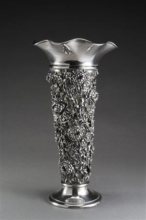 Vaso portafiori in argento sbalzato e traforato a motivi floreali e cifrato...
