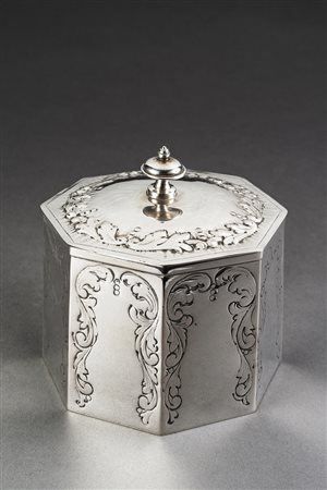 Scatola in argento di forma ottagonale con corpo inciso e sbalzato a volute....