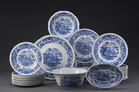 Manifattura Inglese; parte di servizio di piatti in ceramica composto da:...