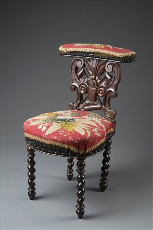 Sedia con schienale intagliato e traforato a motivi vegetali e geometrici....