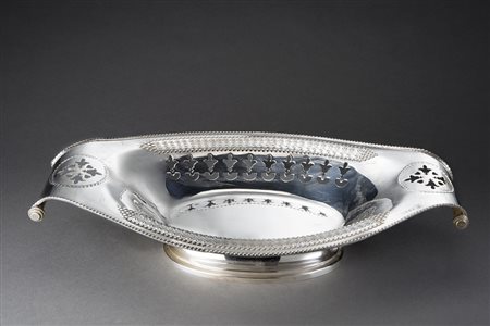 Alzata in metallo argentato con bordo cesellato e traforato a motivi...