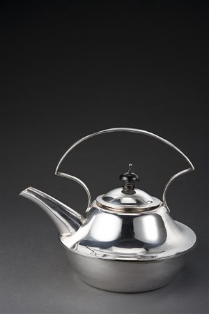 Teiera in metallo argentato con manico sagomato e presa in legno tornito ed...