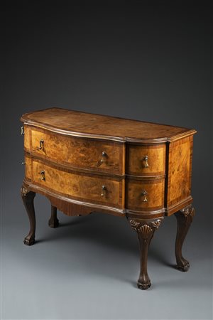 Comò di forma mossa a due cassetti con piano, fronte e fianchi filettati,...