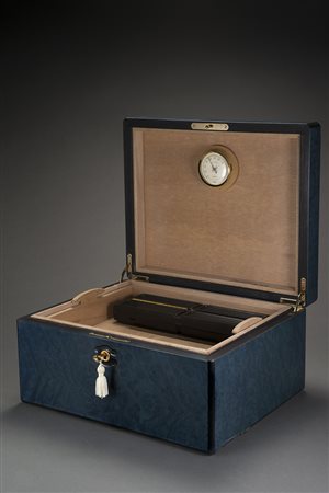 Scatola portasigarette in legno laccato a finto marmo firmata all'interno