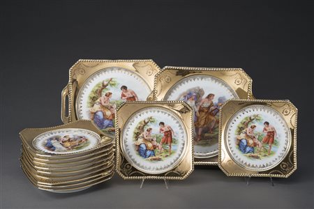 Servizio da dolce composto da undici piattini e due vassoi biansati decorati...