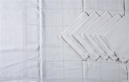 Tovaglia in lino con dodici tovaglioli con bordure decorate da motivi...