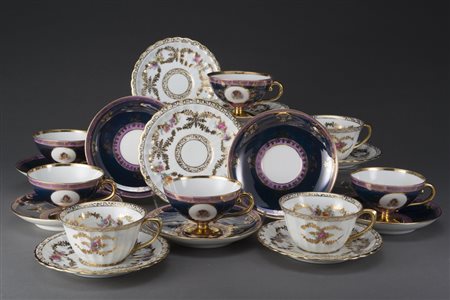 Lotto composto da tre tazzine e sei piattini in porcellana decorato con...