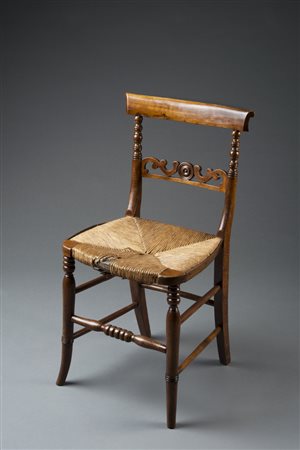 Sedia in noce con cartella a giorno traforata e intagliata a volute, gambe...