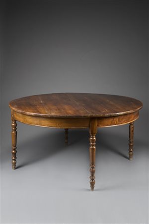 Tavolo da pranzo di forma circolare con quattro gambe tornite. Sec. XIX...