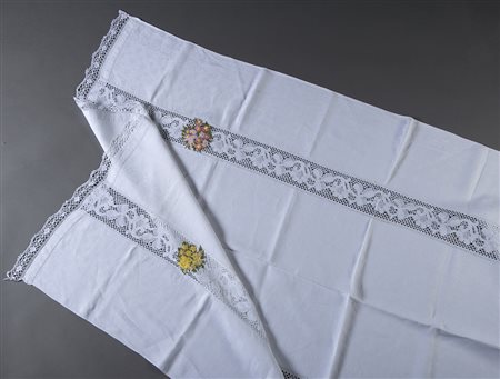 Tovaglia in lino con ricami a fiori policromi (cm 183x118)
