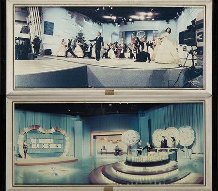 Coppia di fotografie raffiguranti Mike negli studi televisivi durante le...