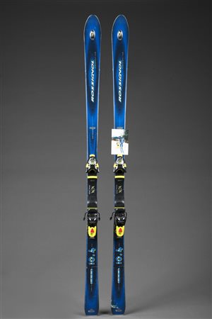 Sci Rossignol blu corredati di foto che ritraggono Mike mentre li indossa.