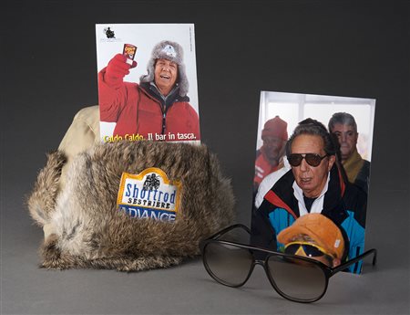 Lotto composto da un paio d'occhiali da sole corredati da fotografia di Mike...