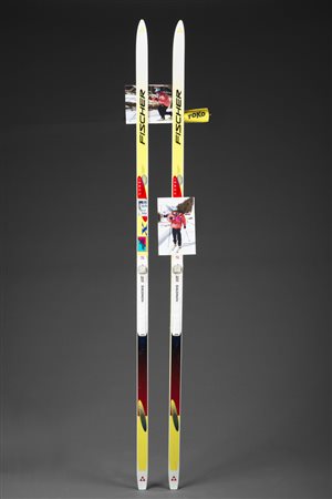 Sci da fondo marcati Fischer corredati da varie foto di Mike mentre l'indossa.