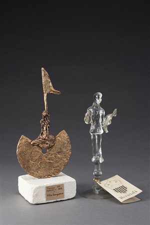 Lotto composto da due premi di cui uno "Il Presentatore" in vetrolavorato a...