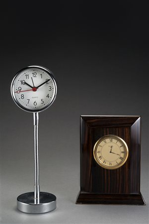 Lotto composto da un orologio con cassa in mogano marcato Elie Bleu ed uno in...