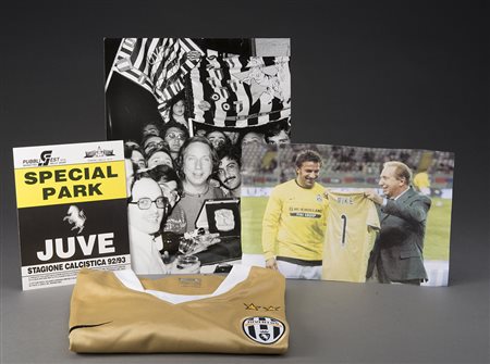 Lotto composto da una maglia da calcio color oro con al retro scritto MIKE ed...
