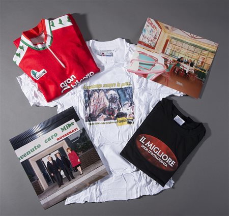 Lotto composto da una maglia da ciclista con logo pubblicitario corredata da...
