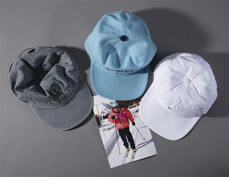 Lotto composto da tre cappelli sportivi di cui uno targato SkiMike corredato...