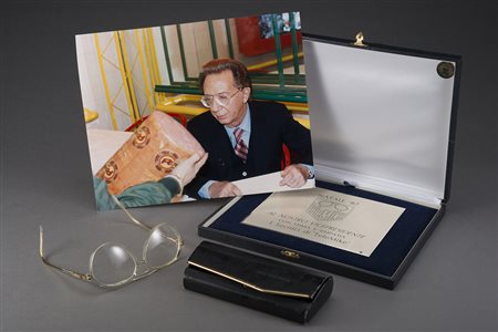 Lotto composto da : un paio d'occhiali da vista con custodia personalizzata...