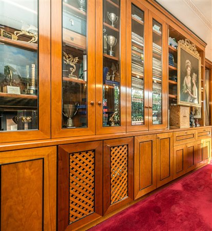 Fornitura per studio in ciliegio con profili in legno ebanizzato composta da:...