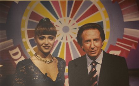 Mike e Paola Barale negli studi della ruota della Fortuna