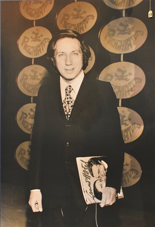 Mike negli studi di Rischiatutto con la rivista Grand Hotel