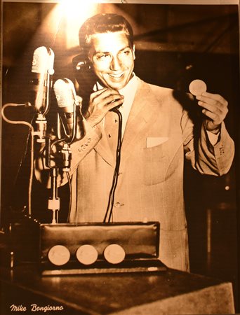 Mike al telefono ed ai microfoni