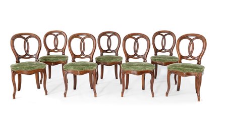 MOBILE DEL XIX SECOLO SETTE SEDIE IN NOCE, XIX SECOLO, schienali intagliati...