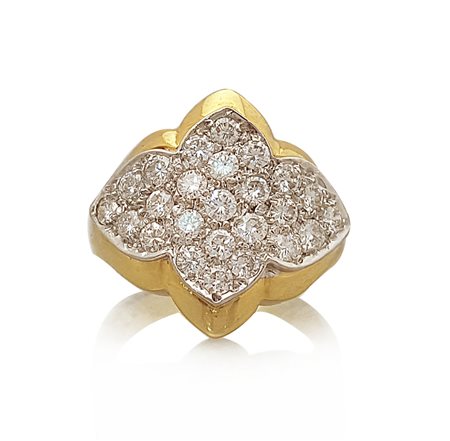 ANELLO ANELLO. In oro giallo e bianco 18 kt con al centro motivo polilobato...